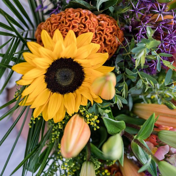 Bouquet champêtre BOUQUET AUX HARMONIES CHAUDES ET DELICATES DE FLEURS DE SAISON. MODELE PRESENTE MAJESTUEUX COMPOSE DE TOURNESOLS