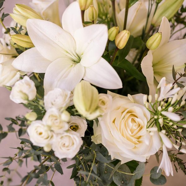 Bouquet élégant blanc BOUQUET HARMONIEUX DE FLEURS BLANCHES ET VERTES DE SAISON. A OFFRIR POUR TOUTES LES GRANDES OCCASIONS ET CEREMONIES. MODELE PRESENTE MAJESTUEUX COMPOSE D'ARUMS