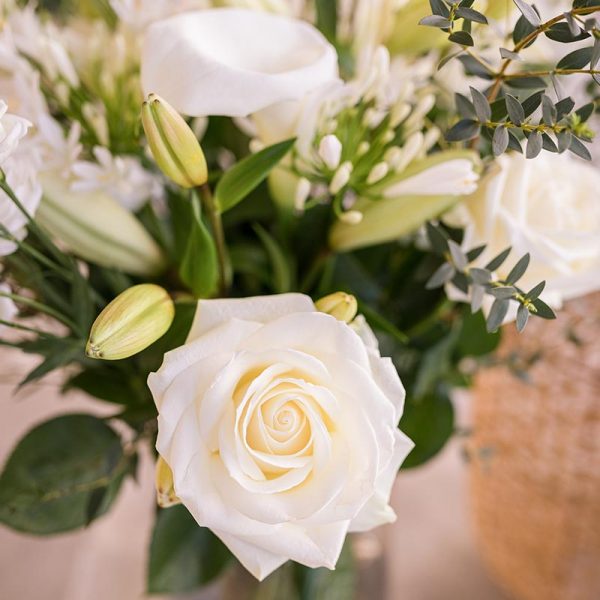 Bouquet élégant blanc BOUQUET HARMONIEUX DE FLEURS BLANCHES ET VERTES DE SAISON. A OFFRIR POUR TOUTES LES GRANDES OCCASIONS ET CEREMONIES. MODELE PRESENTE MAJESTUEUX COMPOSE D'ARUMS