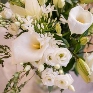 Bouquet élégant blanc BOUQUET HARMONIEUX DE FLEURS BLANCHES ET VERTES DE SAISON. A OFFRIR POUR TOUTES LES GRANDES OCCASIONS ET CEREMONIES. MODELE PRESENTE MAJESTUEUX COMPOSE D'ARUMS