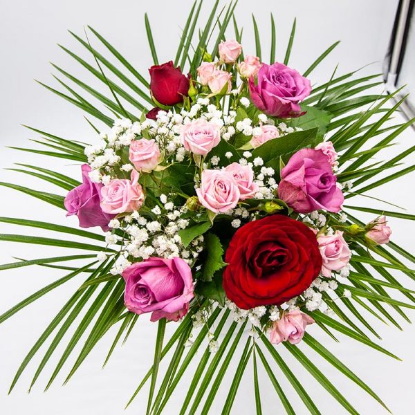 Explosion de roses Bouquet rond composé de différentes tailles de boutons  roses dans les tons rouges-rosés Le Généreux Par Type > Bouquets ronds