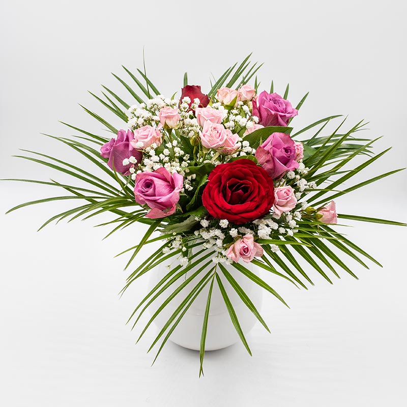 Roses Fraîches Dans Le Vase. Bouquet De Fleurs Aux Bourgeons