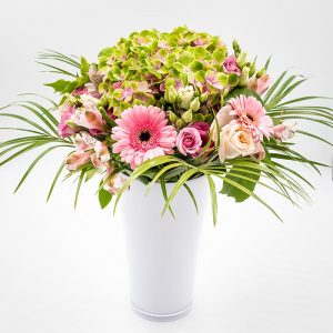 Frisson rosé Un joli bouquet de fleurs de saison composé d'hortensias