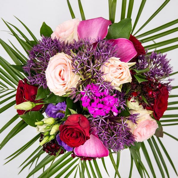 Romantica BOUQUET AUX TONS ROSE SOUTENU ALLIANT CHARME ET CARACTERE COMPOSE DE FLEURS DE SAISONS . MODELE PRESENTE GENEREUX COMPOSE D'ALLIUMS