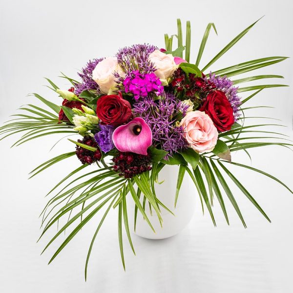 Romantica BOUQUET AUX TONS ROSE SOUTENU ALLIANT CHARME ET CARACTERE COMPOSE DE FLEURS DE SAISONS . MODELE PRESENTE GENEREUX COMPOSE D'ALLIUMS