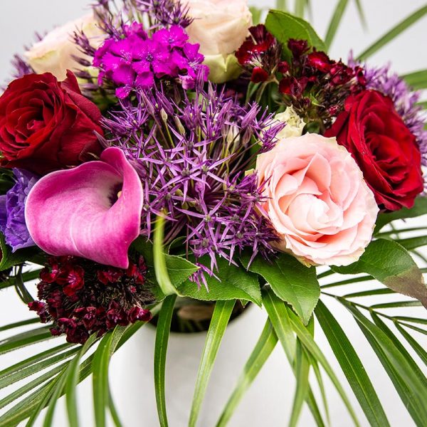 Romantica BOUQUET AUX TONS ROSE SOUTENU ALLIANT CHARME ET CARACTERE COMPOSE DE FLEURS DE SAISONS . MODELE PRESENTE GENEREUX COMPOSE D'ALLIUMS