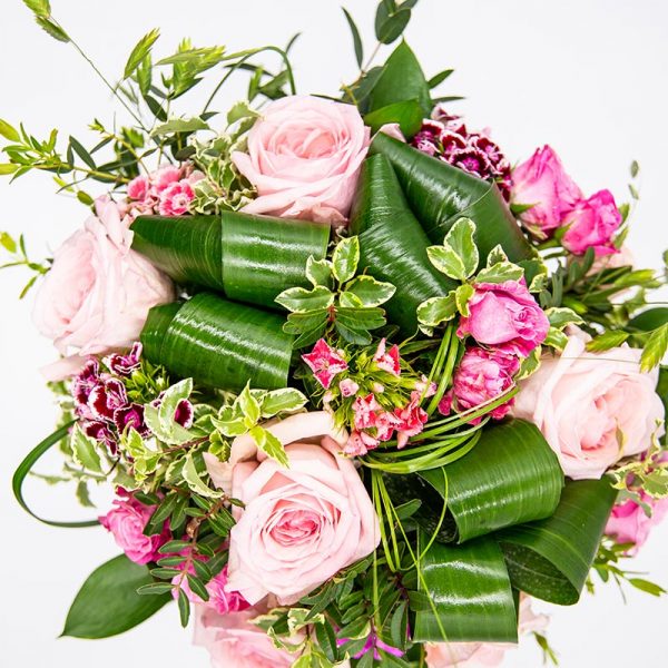 Roses en camaïeu Bouquet rond composé de roses et de fleurs de saison dans les tons rosés Le Majestueux Par Type Bouquets ronds