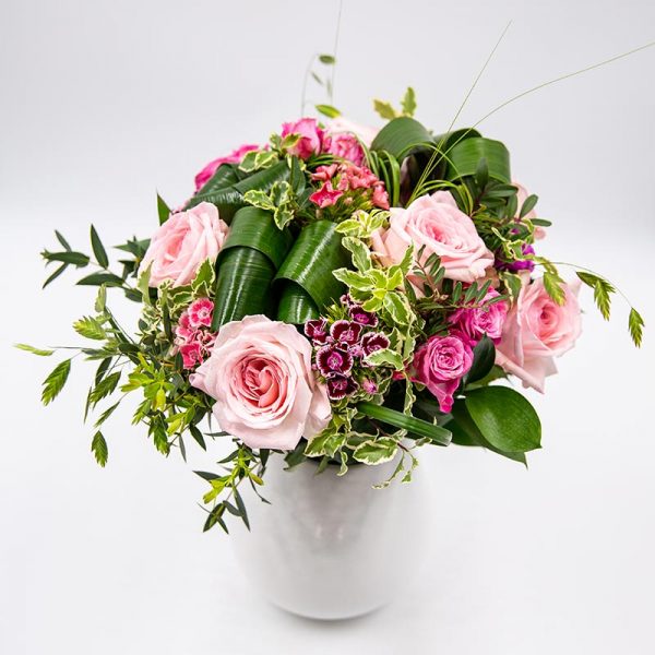 Roses en camaïeu Bouquet rond composé de roses et de fleurs de saison dans les tons rosés Le Généreux Par Type Bouquets ronds