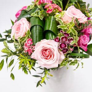 Roses en camaïeu Bouquet rond composé de roses et de fleurs de saison dans les tons rosés Le mignon Par Type Bouquets ronds
