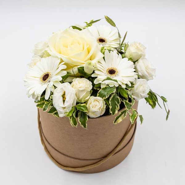 Subtile innocence Composition florale alliant des fleurs blanches de saison telles les roses et les gerberas