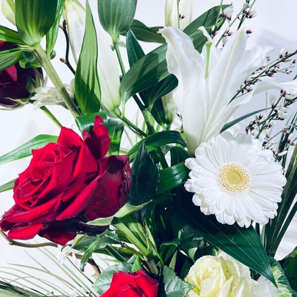 bouquet en hauteur élan romantique lys et roses rouges