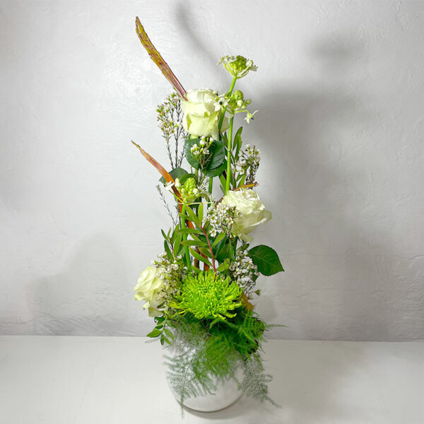 envolée sentimentale bouquet en hauteur blanc avec des roses