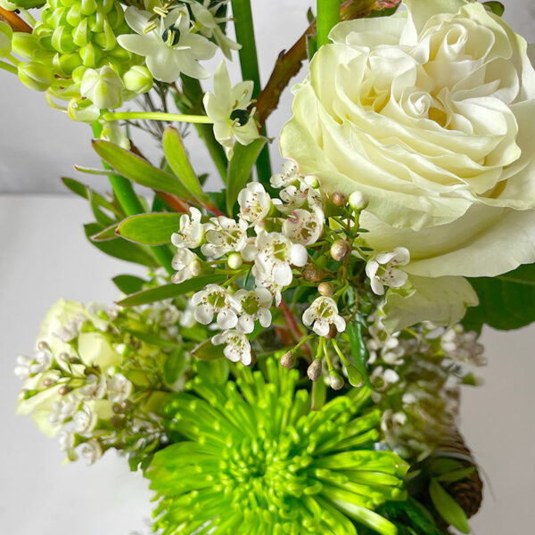 envolée sentimentale bouquet en hauteur blanc avec des roses
