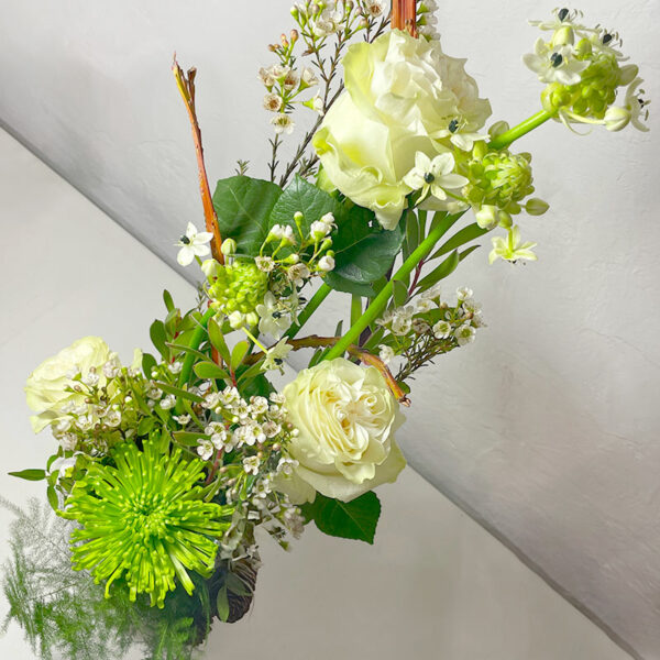 envolée sentimentale bouquet en hauteur blanc avec des roses