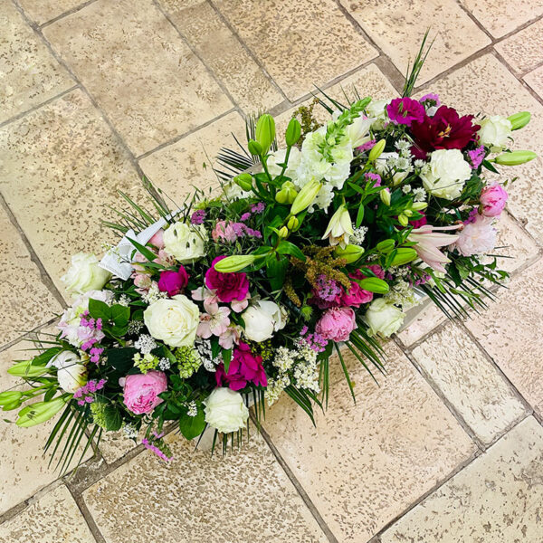 raquette de fleurs pour une cérémonie funéraire rose