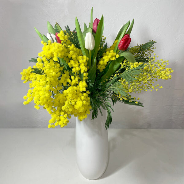 Le bouquet champêtre Éclat Mimosa Tulipe pour une Saint Valentin sans Roses