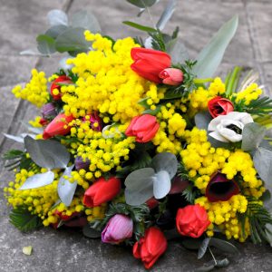 Bouquet de mimosas tulipes et anémones