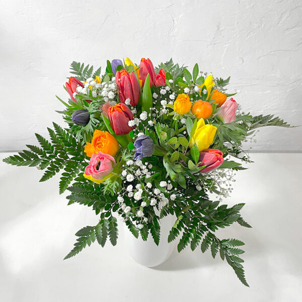 livrauson de fleurs bouquet champêtre mamie d'amour anémones renoncules et tulipes