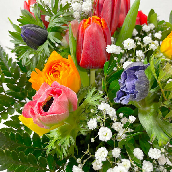 livrauson de fleurs bouquet champêtre mamie d'amour anémones renoncules et tulipes