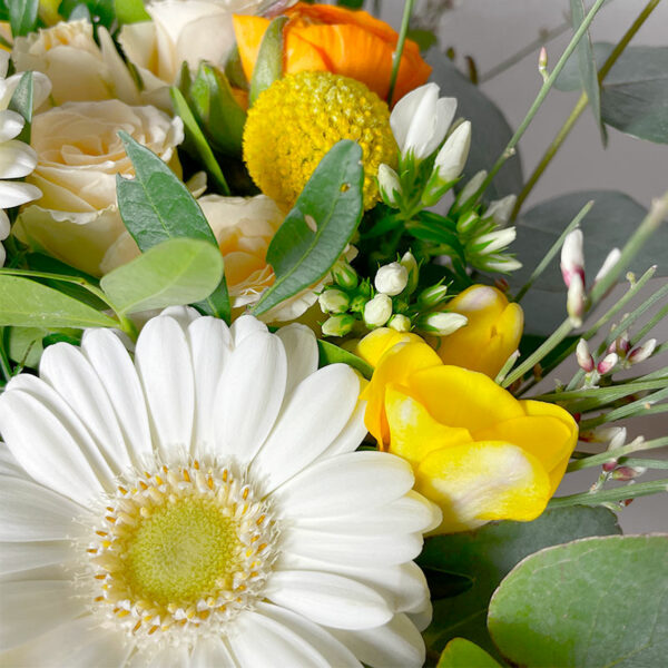 Journée ensoleillée bouquet rond renoncule germini freesia