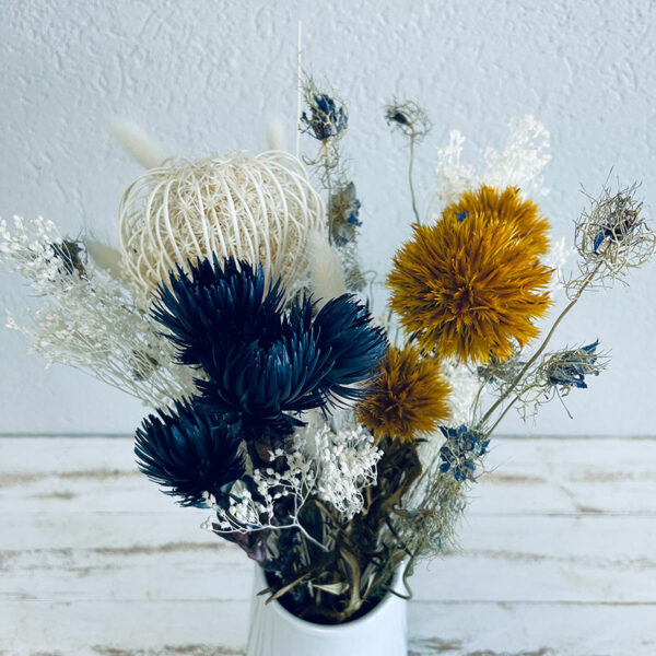 bouquet de fleurs séchées jaunes et bleues