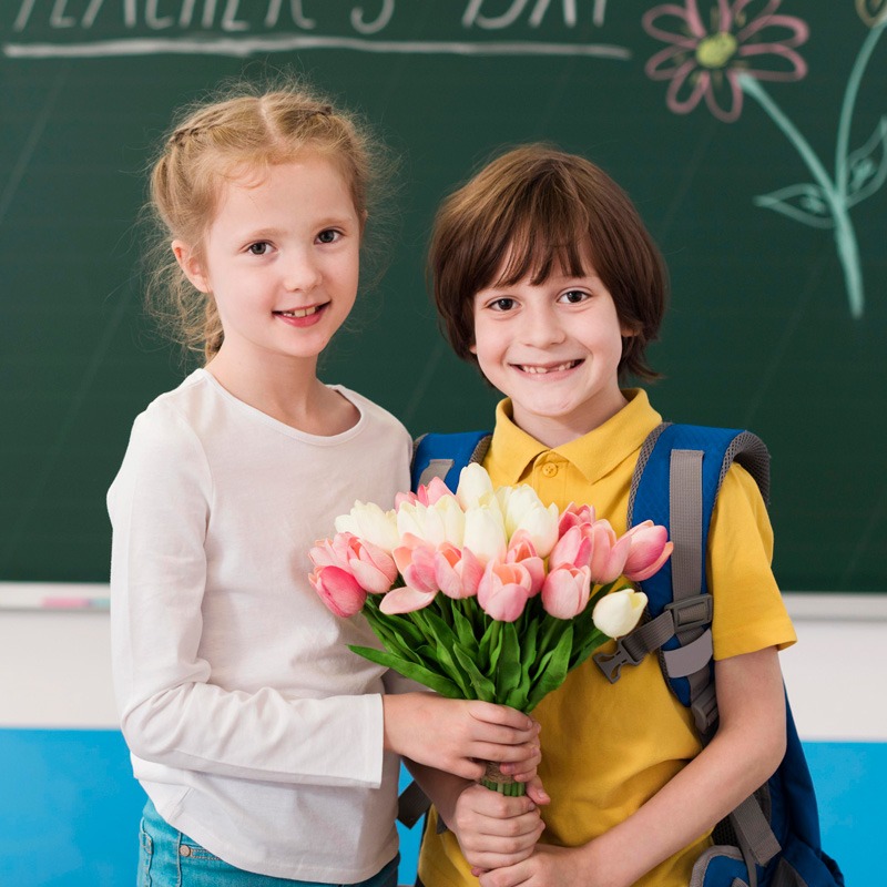 les enfants offrent des fleurs