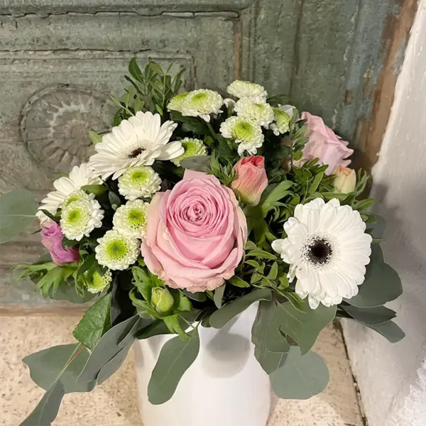 Novembre bouquet rond roses anémones chrysanthème