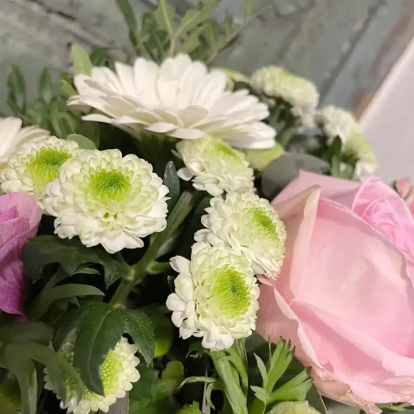 Novembre bouquet rond roses anémones chrysanthème