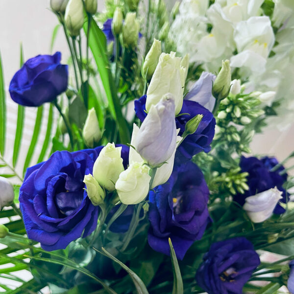 fleurs d'hirondelle bouquet en hauteur livraison à Pâques