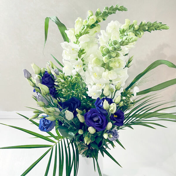 fleurs d'hirondelle bouquet en hauteur livraison à Pâques