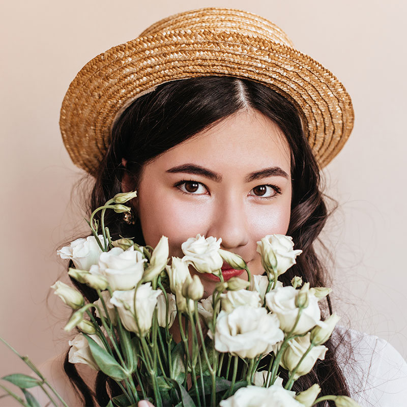 lisianthus fleurs offrir à une femme