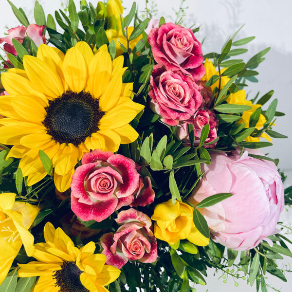 soleil de printemps bouquet rond pivoine tournesol