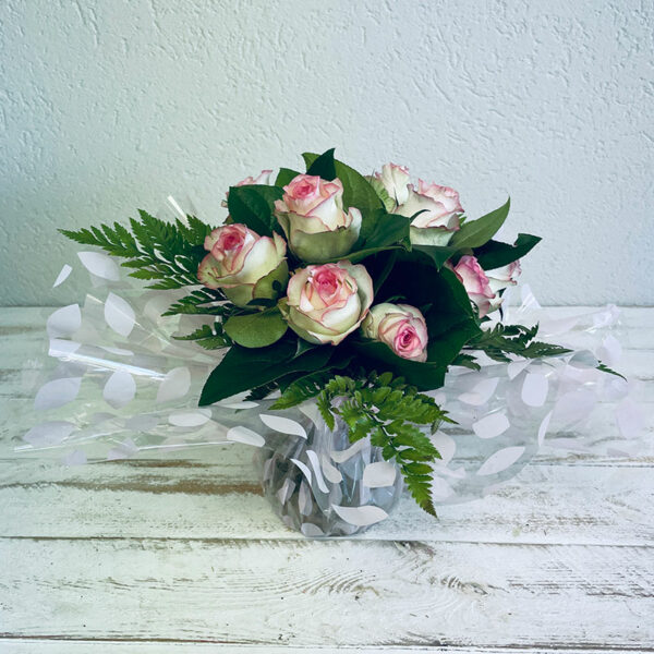 bouquet de roses roses pâles en bulle d'eau