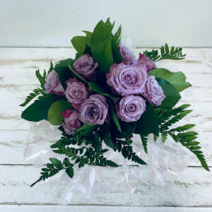 bouquet de roses violettes enchantées en bulle d'eau