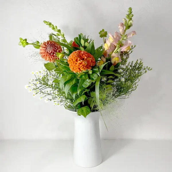 Bouquet champêtre "Flamboyante Mérida" avec des Dahlias